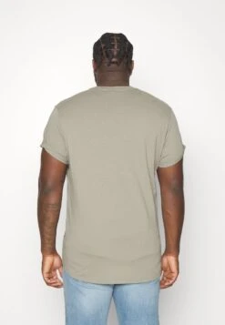 PLUS - T-Shirt Basic - Shamrock 10 PLUS - T-Shirt Basic - Shamrock -Indicode Jeans Verkäufe 015ec2ed76fb4777a7758d5996b6041e