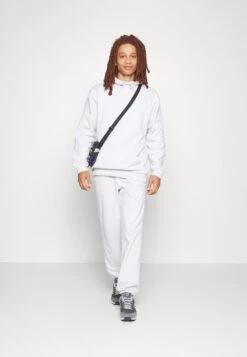 Adidas Originals ESS LOGO - Jogginghose - Orbit Grey -Indicode Jeans Verkäufe 035e60aec1fc4a84a6b05d2e53c28912