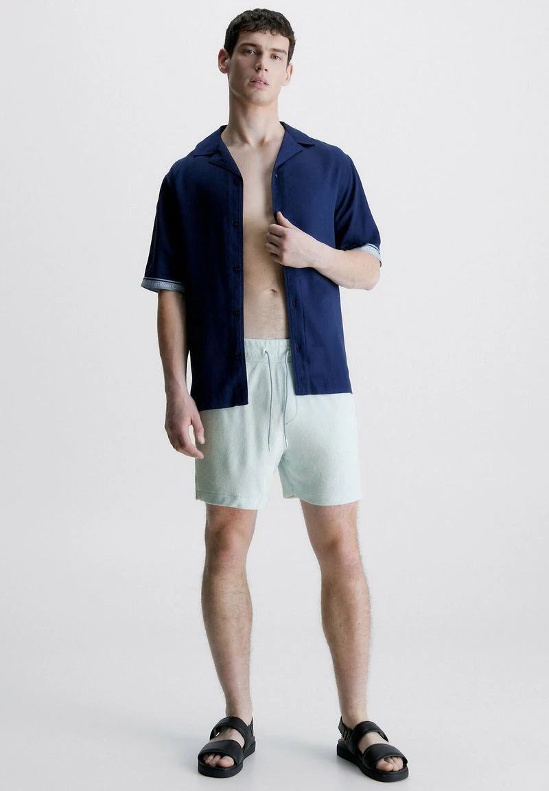 Calvin Klein Swimwear TOWELLING- LOGO TAPE - Badeshorts - Icestorm 4 Calvin Klein Swimwear TOWELLING- LOGO TAPE - Badeshorts - Icestorm – Bild 2