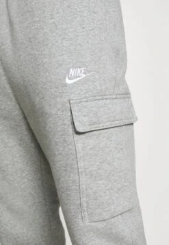 Nike Sportswear CLUB PANT - Cargohose - Grey Heather/matte Silver/white -Indicode Jeans Verkäufe 28f42754d90c41d5bb84f861443ddb3e