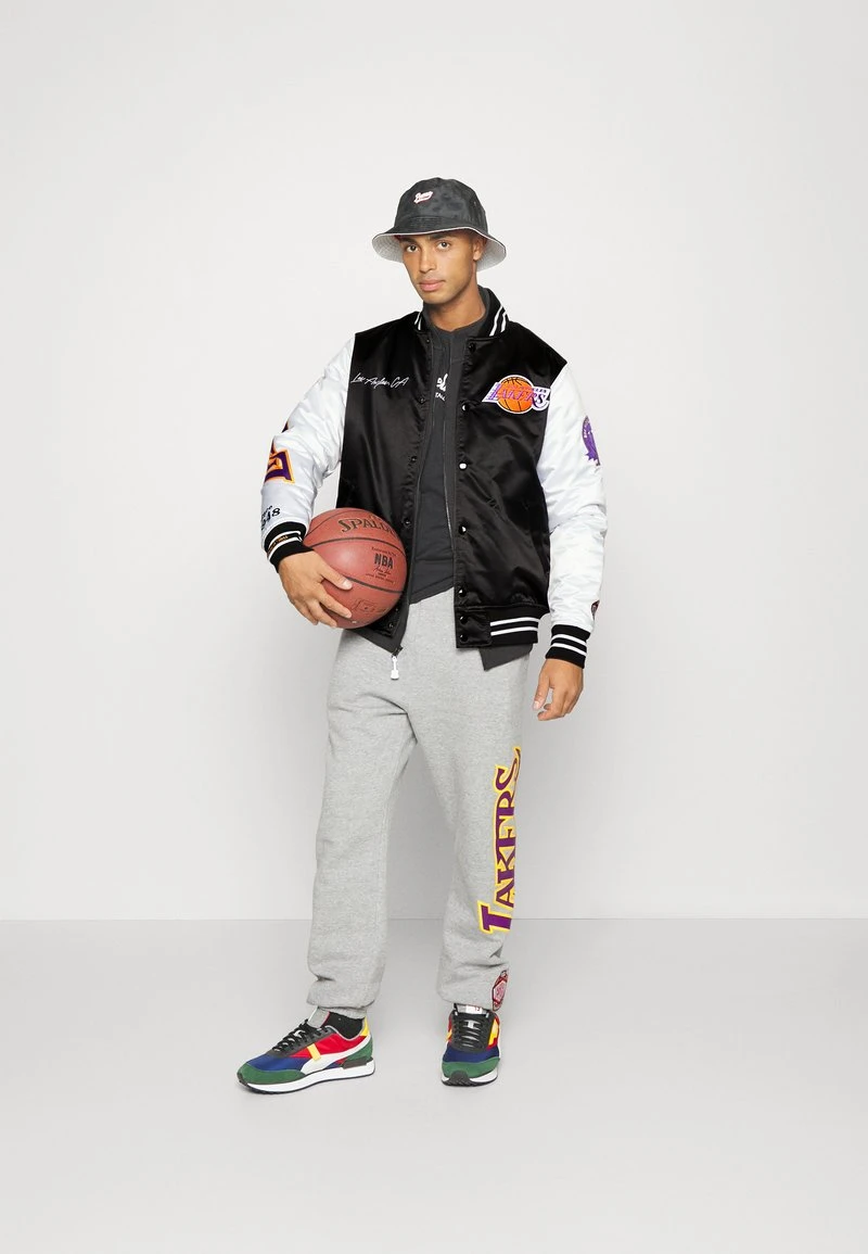 Mitchell & Ness NBA LOS ANGELES LAKERS TEAM ORIGINS VARSITY JACKET - Trainingsjacke - Black / White 4 Mitchell & Ness NBA LOS ANGELES LAKERS TEAM ORIGINS VARSITY JACKET - Trainingsjacke - Black / White – Bild 2