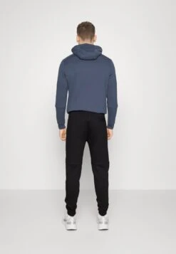 Lyle & Scott POCKET BRANDED TRACKIES - Jogginghose - Jet Black -Indicode Jeans Verkäufe 3fcac41c353f4d75997478732d8082e7