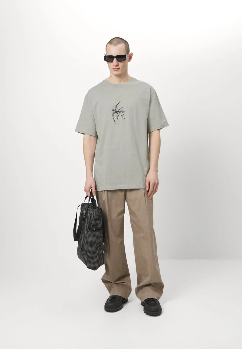 ARTWORK REGULAR TEE SHORT SLEEVE - T-Shirt Print - Light Grey 4 ARTWORK REGULAR TEE SHORT SLEEVE - T-Shirt Print - Light Grey – Bild 2