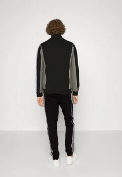 Bikkembergs GYM SUIT SWEATJACKET AND SWEATPANTS - Sweatjacke - Black 10 Bikkembergs GYM SUIT SWEATJACKET AND SWEATPANTS - Sweatjacke - Black -Indicode Jeans Verkäufe 47e3bf6b5c9c45969c1a9d9e82aa8a98