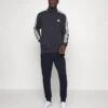 Adidas Sportswear SET - Trainingsanzug - Legend Ink 2 Adidas Sportswear SET - Trainingsanzug - Legend Ink -Indicode Jeans Verkäufe 4e890fdd97f2444ca75ae4675958a8d9