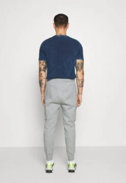 Nike Sportswear CLUB PANT - Cargohose - Grey Heather/matte Silver/white -Indicode Jeans Verkäufe 4f1cb9e503b340fcaad870b9513246e4