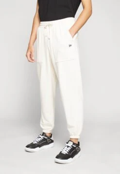 Puma DOWNTOWN - Jogginghose - Off-white -Indicode Jeans Verkäufe 4f2a5e46eee44762bf0310aba4ff79ad