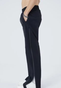 MIT REISSVERSCHLUSS - Jogginghose - Schwarz 11 MIT REISSVERSCHLUSS - Jogginghose - Schwarz -Indicode Jeans Verkäufe 5c8e42185b5841798ae2400f78b286b5