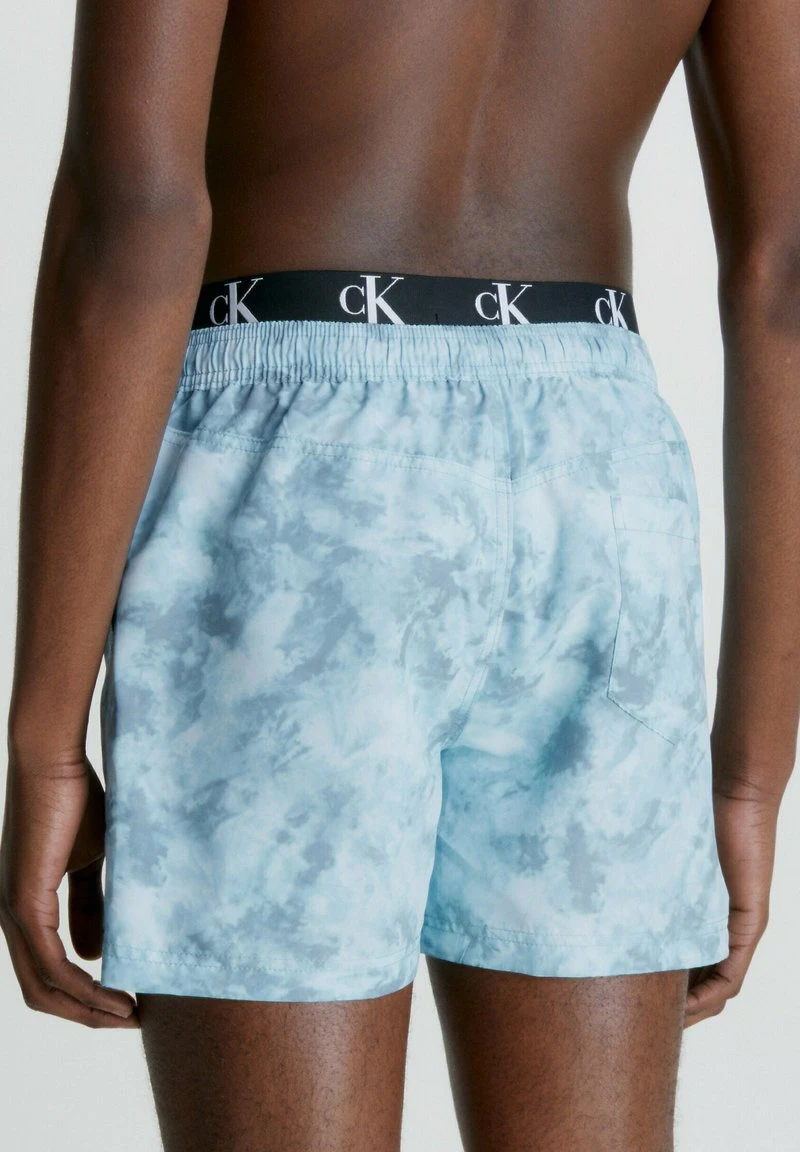 Calvin Klein Swimwear MEDIUM DOUBLE WB - Badeshorts - Ck Tie Dye Blue Aop 5 Calvin Klein Swimwear MEDIUM DOUBLE WB - Badeshorts - Ck Tie Dye Blue Aop – Bild 3