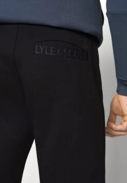 Lyle & Scott POCKET BRANDED TRACKIES - Jogginghose - Jet Black -Indicode Jeans Verkäufe 6f7028af9695407e8aa4153e80a7e1d7
