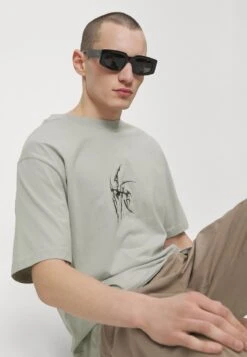 ARTWORK REGULAR TEE SHORT SLEEVE - T-Shirt Print - Light Grey 11 ARTWORK REGULAR TEE SHORT SLEEVE - T-Shirt Print - Light Grey -Indicode Jeans Verkäufe 7d87402bd35348149c64236c86835dff