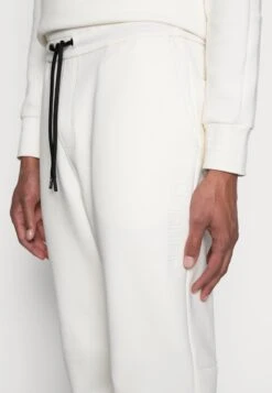 Calvin Klein COMFORT DEBOSSED LOGO SWEATPANTS - Jogginghose - Egret -Indicode Jeans Verkäufe 805ec811e8634d18a6304a8d842850a1