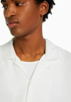 BERSHKA RUSTIC SHORT SLEEVE - Hemd - Off White -Indicode Jeans Verkäufe 83b3d68b97b2476c90d1a07b81b81a48