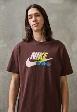 Nike Sportswear TEE BRING IT OUT - T-Shirt Print - Earth