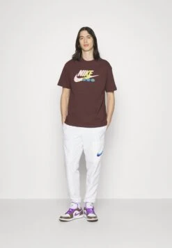 Nike Sportswear TEE BRING IT OUT - T-Shirt Print - Earth -Indicode Jeans Verkäufe 87d75c9601794ebe8473239b8c4d9258