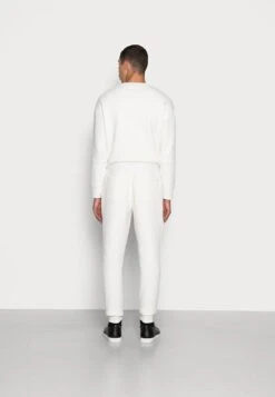 Calvin Klein COMFORT DEBOSSED LOGO SWEATPANTS - Jogginghose - Egret -Indicode Jeans Verkäufe 9026b26a524e4b5ea9b98cfa01b74366