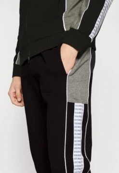 Bikkembergs GYM SUIT SWEATJACKET AND SWEATPANTS - Sweatjacke - Black 12 Bikkembergs GYM SUIT SWEATJACKET AND SWEATPANTS - Sweatjacke - Black -Indicode Jeans Verkäufe a3060ea6457f4c7c8a19e69dcb7481c3