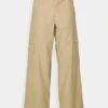 Rains RAIN PANTS WIDE UNISEX - Cargohose - Sand -Indicode Jeans Verkäufe bb30cf25c68045688e57a6ff711832d9