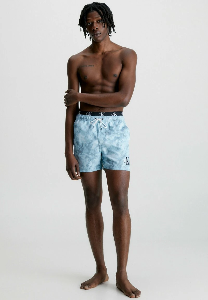 Calvin Klein Swimwear MEDIUM DOUBLE WB - Badeshorts - Ck Tie Dye Blue Aop 4 Calvin Klein Swimwear MEDIUM DOUBLE WB - Badeshorts - Ck Tie Dye Blue Aop – Bild 2