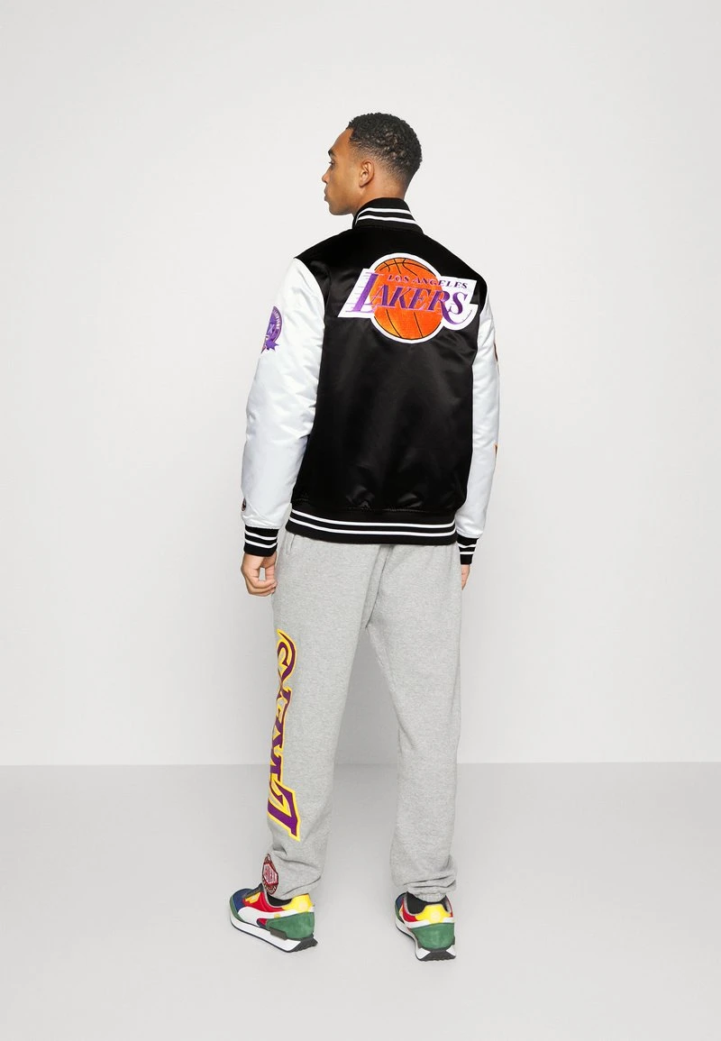 Mitchell & Ness NBA LOS ANGELES LAKERS TEAM ORIGINS VARSITY JACKET - Trainingsjacke - Black / White 5 Mitchell & Ness NBA LOS ANGELES LAKERS TEAM ORIGINS VARSITY JACKET - Trainingsjacke - Black / White – Bild 3