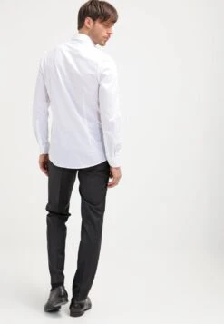 OLYMP LEVEL 5 BODY FIT - Businesshemd - Weiss 10 OLYMP LEVEL 5 BODY FIT - Businesshemd - Weiss -Indicode Jeans Verkäufe d059ce2ed2e541fcba31e8cbda198778