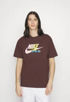 Nike Sportswear TEE BRING IT OUT - T-Shirt Print - Earth -Indicode Jeans Verkäufe d89fb3f64e34498f9eb68979a8f6f334