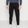 Lyle & Scott POCKET BRANDED TRACKIES - Jogginghose - Jet Black -Indicode Jeans Verkäufe da02b6c4295f4fe09ca7e81d67d65718