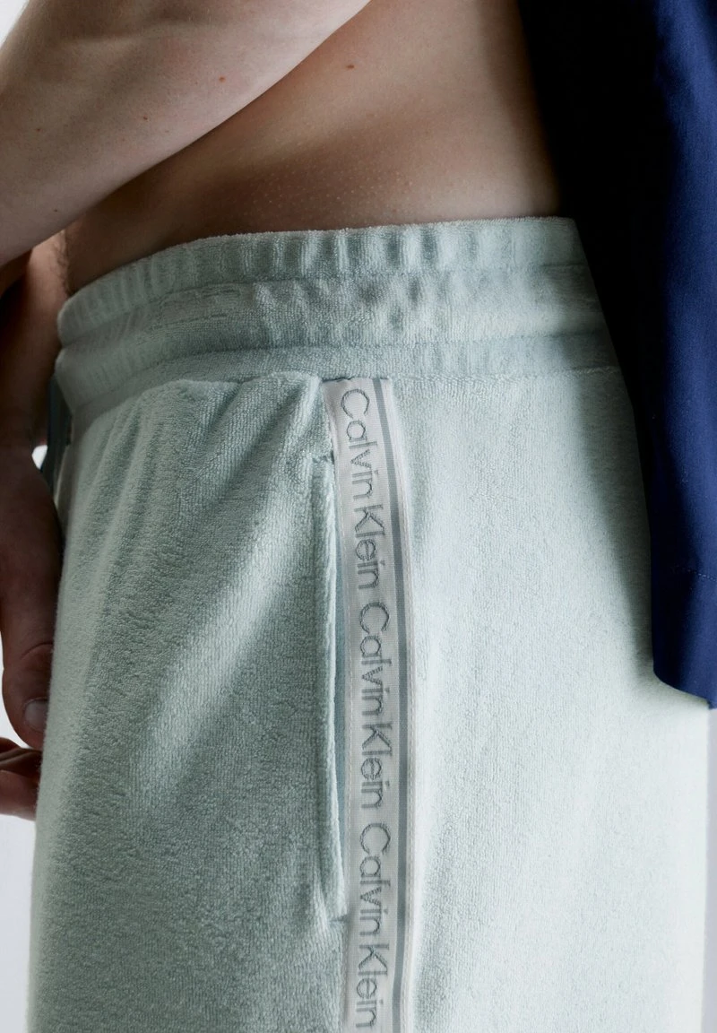 Calvin Klein Swimwear TOWELLING- LOGO TAPE - Badeshorts - Icestorm 6 Calvin Klein Swimwear TOWELLING- LOGO TAPE - Badeshorts - Icestorm – Bild 4