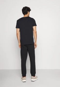 Gant ARCHIVE SHIELD - Jogginghose - Black -Indicode Jeans Verkäufe f969bafccd71462e9a0ed8c5401b0abf