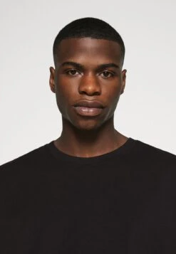 WEEKDAY RELAXED - T-Shirt Basic - Black 10 WEEKDAY RELAXED - T-Shirt Basic - Black -Indicode Jeans Verkäufe f99e2bc3c2344ce29899c2c89d27b64e