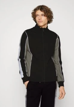 Bikkembergs GYM SUIT SWEATJACKET AND SWEATPANTS - Sweatjacke - Black 11 Bikkembergs GYM SUIT SWEATJACKET AND SWEATPANTS - Sweatjacke - Black -Indicode Jeans Verkäufe fa38dabc020d4d4ebd71f12363d7d463